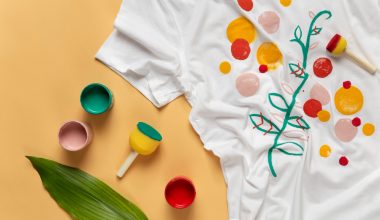 Tricourile personalizate pot fi realizate cu desene abstracte?