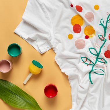 Tricourile personalizate pot fi realizate cu desene abstracte?