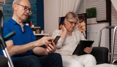 Cum pot fi reclamate abuzurile din căminele de bătrâni?